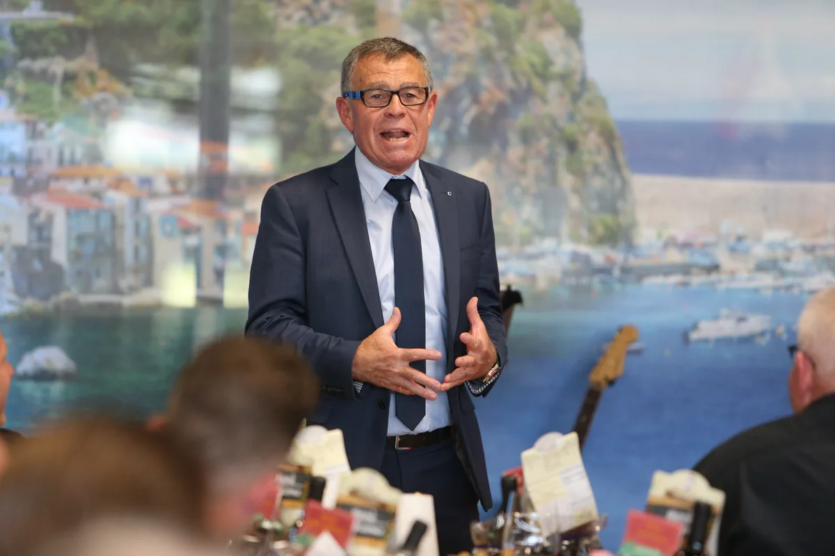 Regierungsrat Ernst Stocker ist zumindest zu Beginn des Gwerbfäscht Wald vor Ort und hält die Eröffnungsrede. (Archiv) Ein Herr im Anzug hält eine Rede.